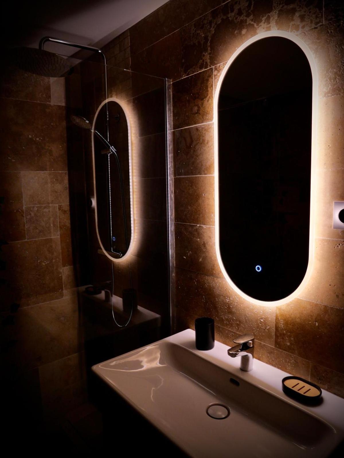 Maison Prestige Le Donjon Des Plaisirs Jacuzzi Montluel Exteriör bild