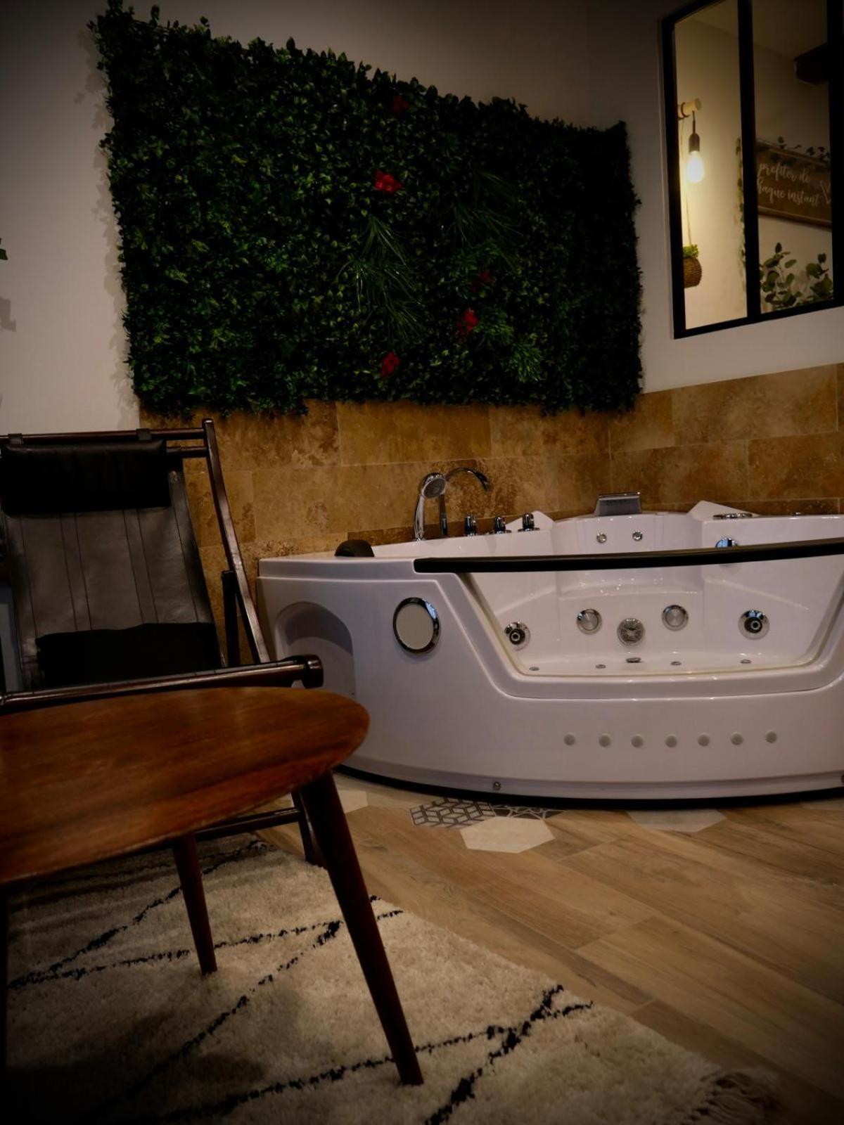Maison Prestige Le Donjon Des Plaisirs Jacuzzi Montluel Exteriör bild